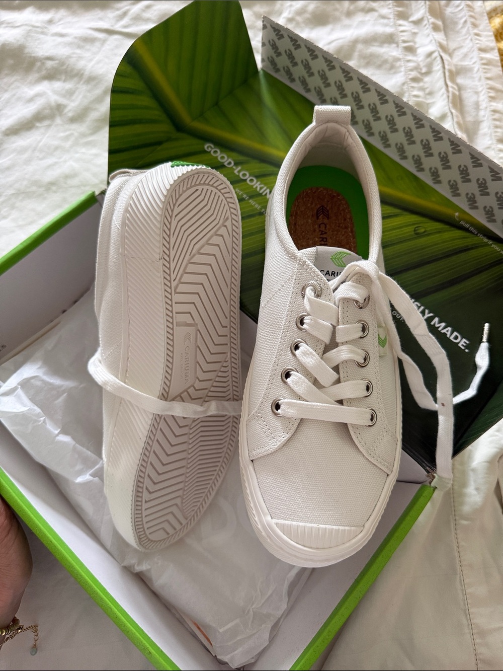 Cariuma Off-White Canvas Low-Top Sneakers